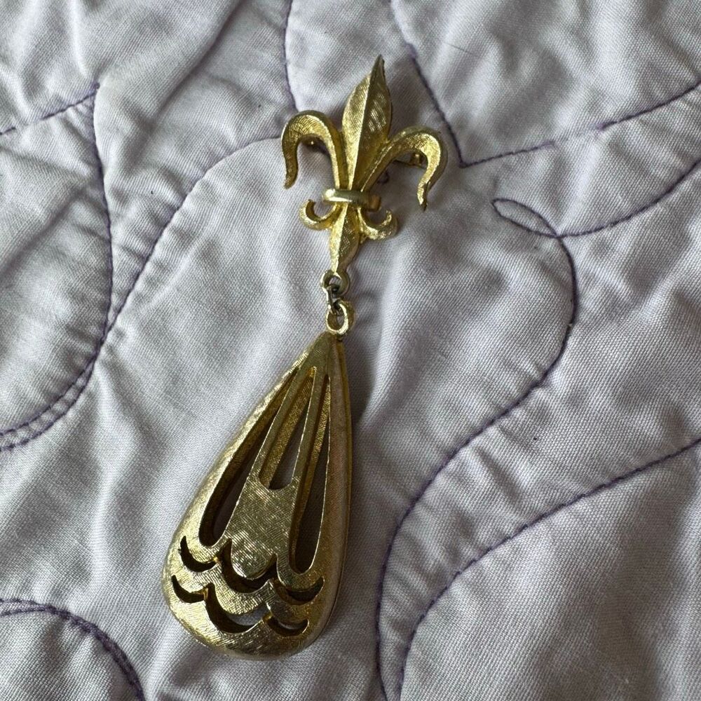 Vintage Gold-Tone Fleur-de-Lis Brooch | Dangling Open-Work Teardrop Pendant | Br - Picture 2 of 5